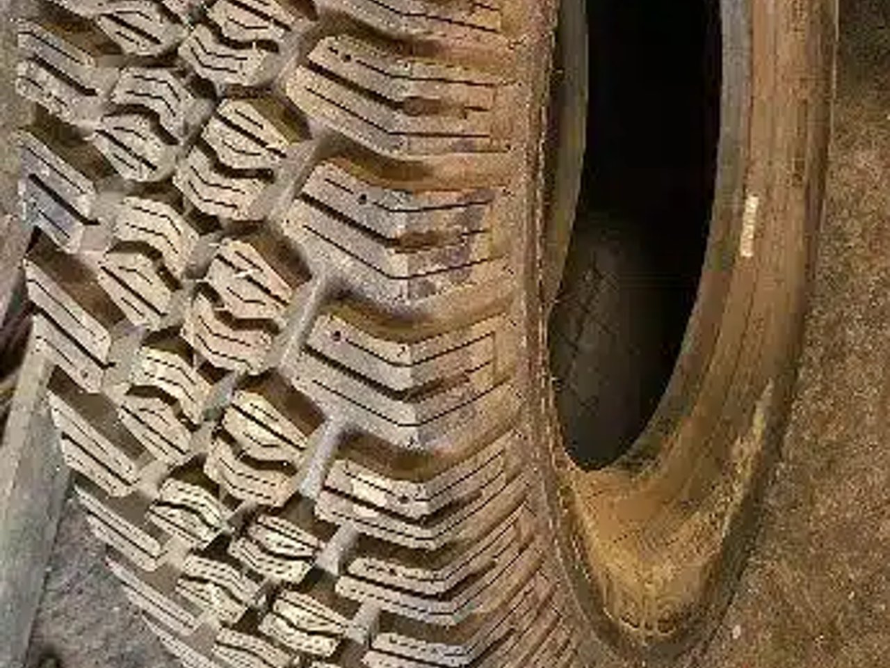 BF Goodrich 225-75R16 Pneus