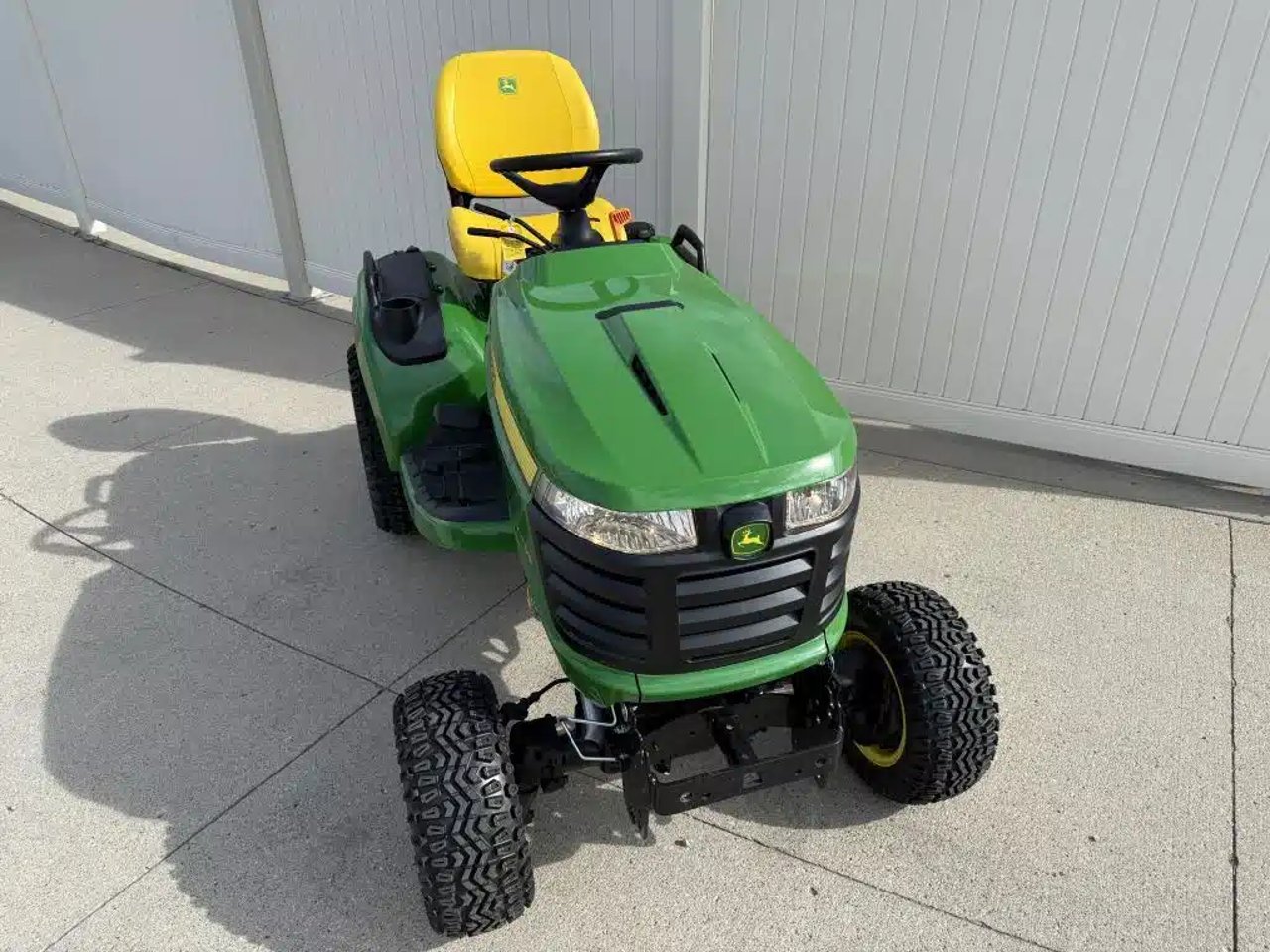 2026 John Deere X738 Tracteur à pelouse