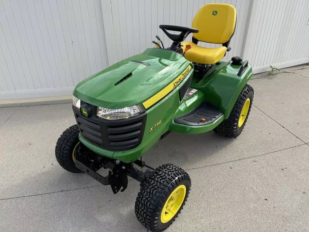 2026 John Deere X738 Tracteur à pelouse