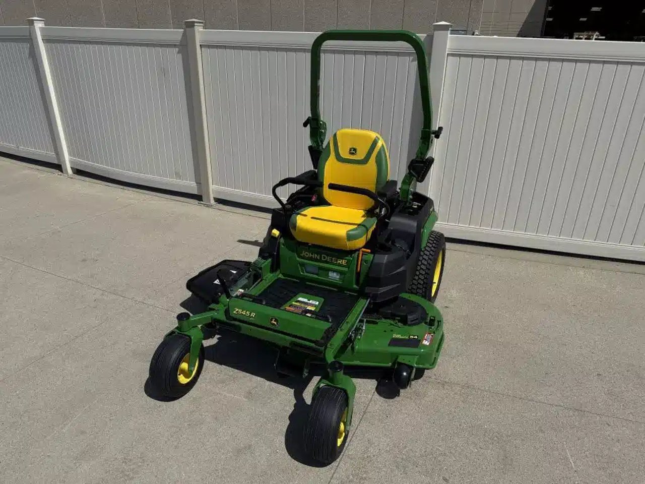 2026 John Deere Z545R Tondeuse à rayon de braquage zéro