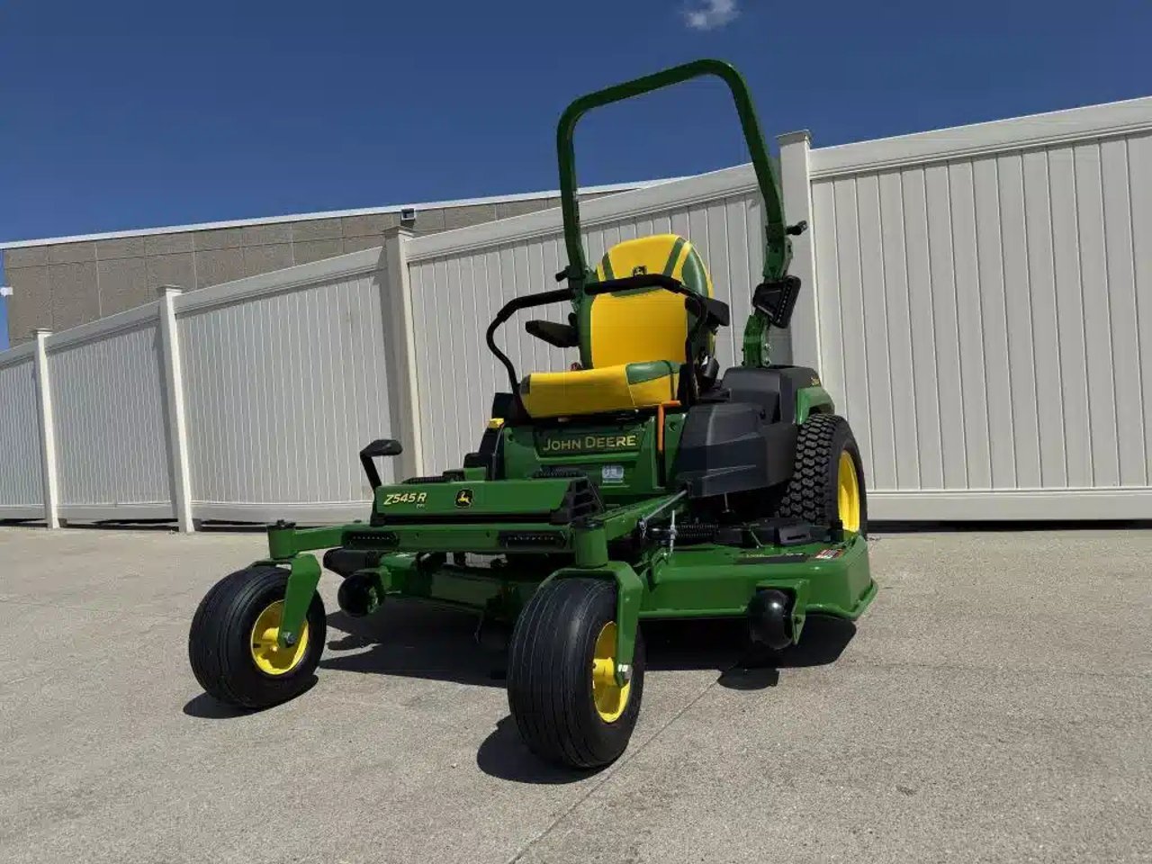 2026 John Deere Z545R Tondeuse à rayon de braquage zéro
