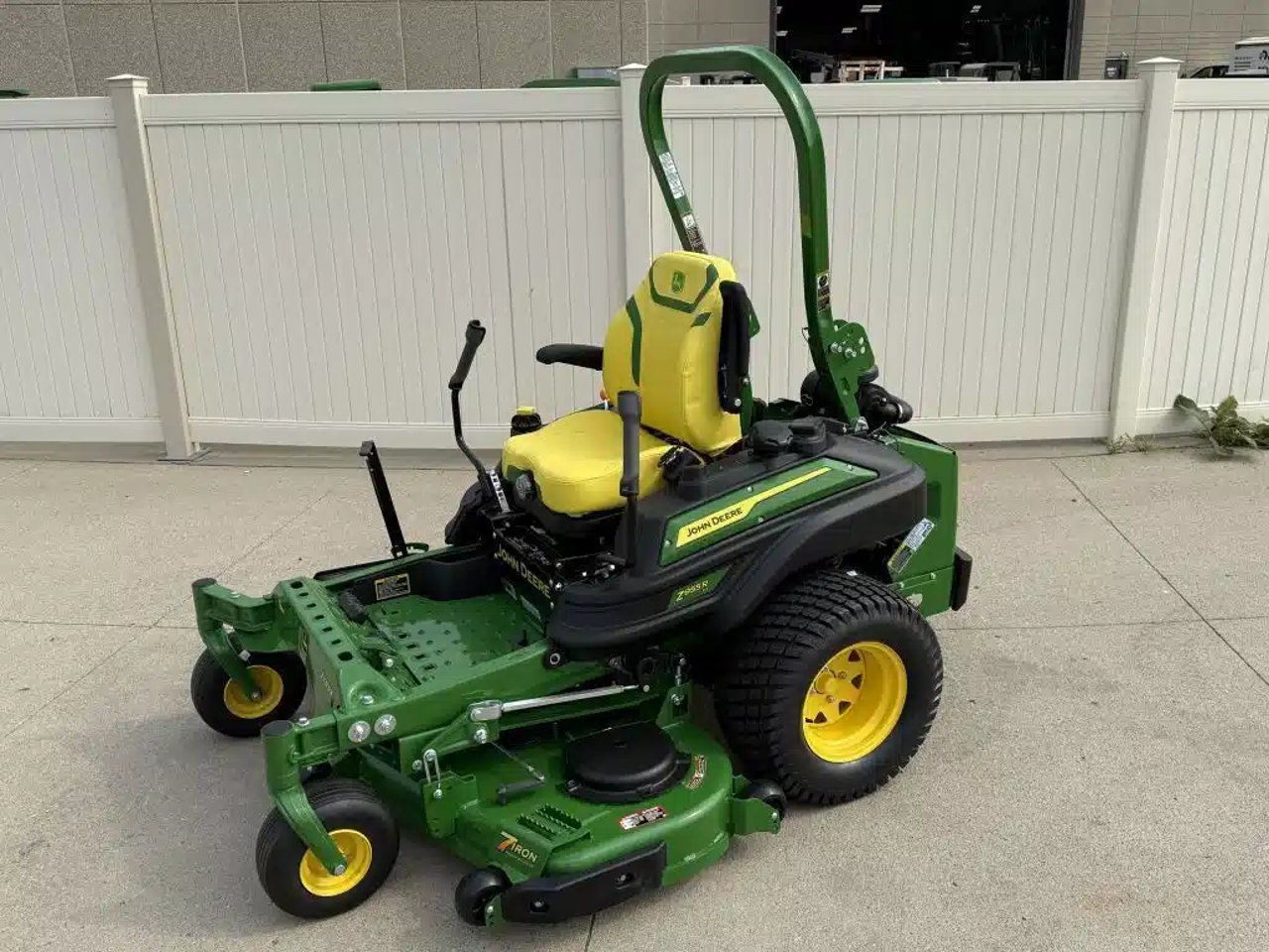 2026 John Deere Z955R Tondeuse à rayon de braquage zéro