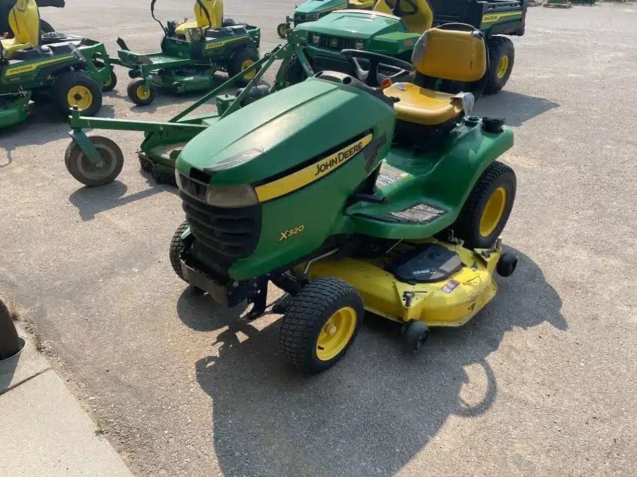 2012 John Deere X320 Tracteur à pelouse