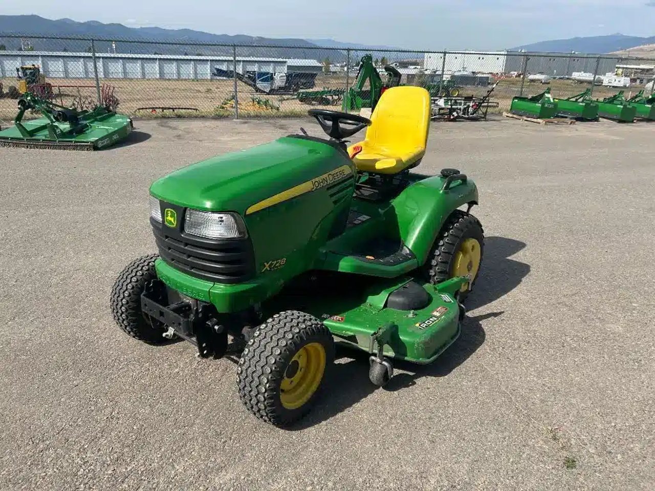 2011 John Deere X728 Tracteur à pelouse