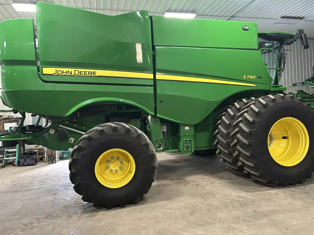 2024 John Deere S790 Batteuse