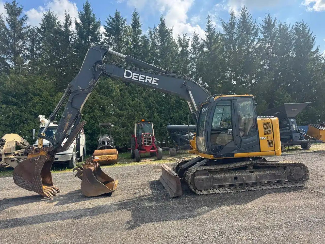 John Deere 135D Excavatrice