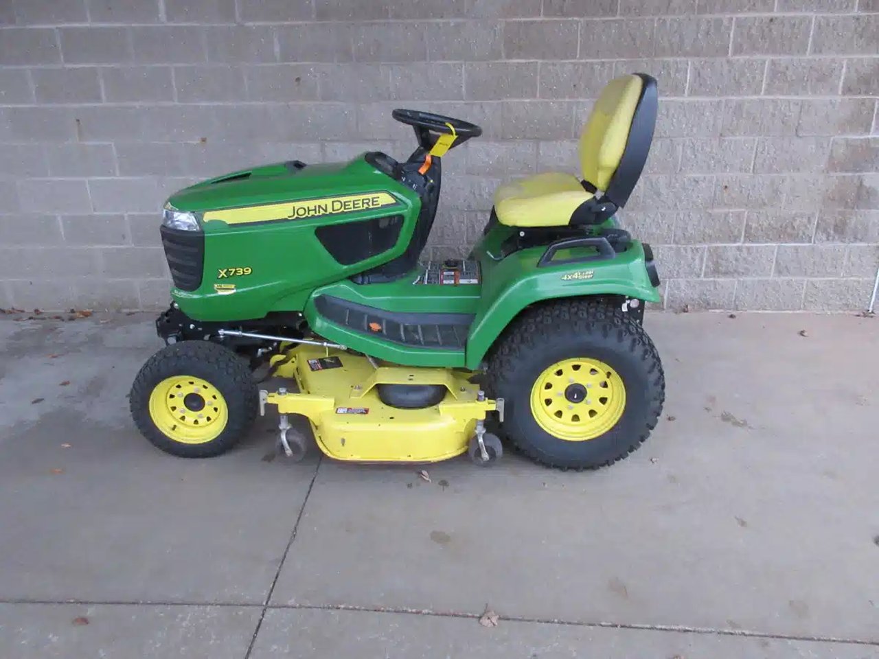 2013 John Deere X739 Tracteur à pelouse