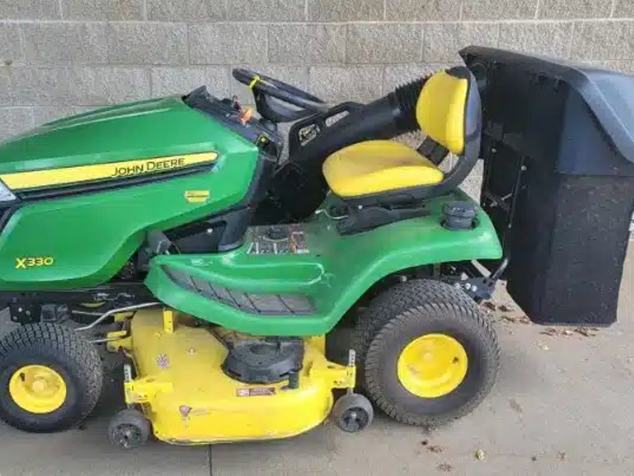 2019 John Deere X330 Tracteur à pelouse