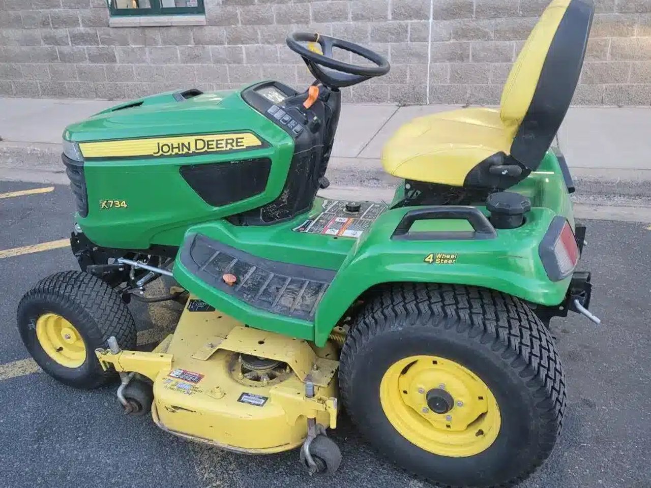 2017 John Deere X734 Tracteur à pelouse