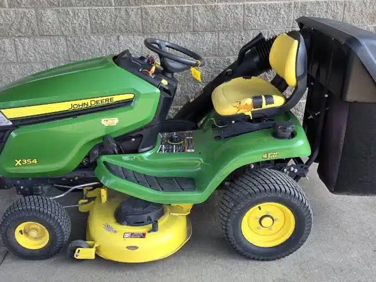2018 John Deere X354 Tracteur à pelouse