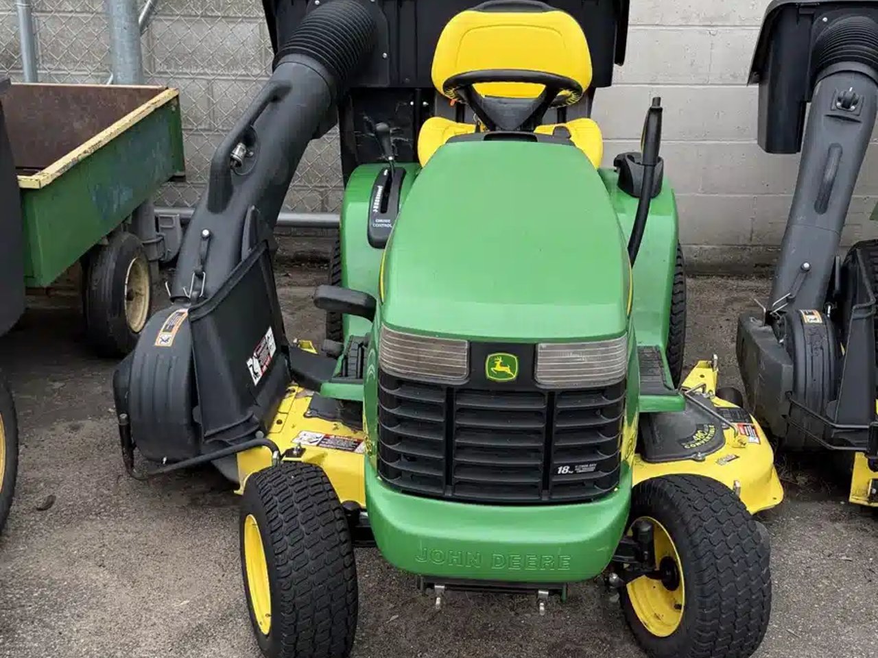2002 John Deere GT235 Tracteur à pelouse