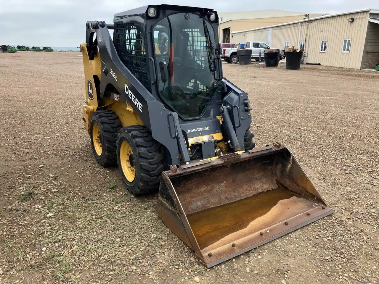 2022 John Deere 318G chargeuse à direction à glissement