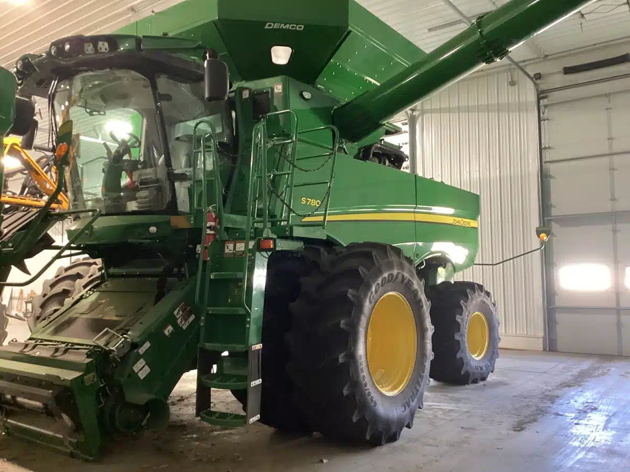 2023 John Deere S780 Batteuse