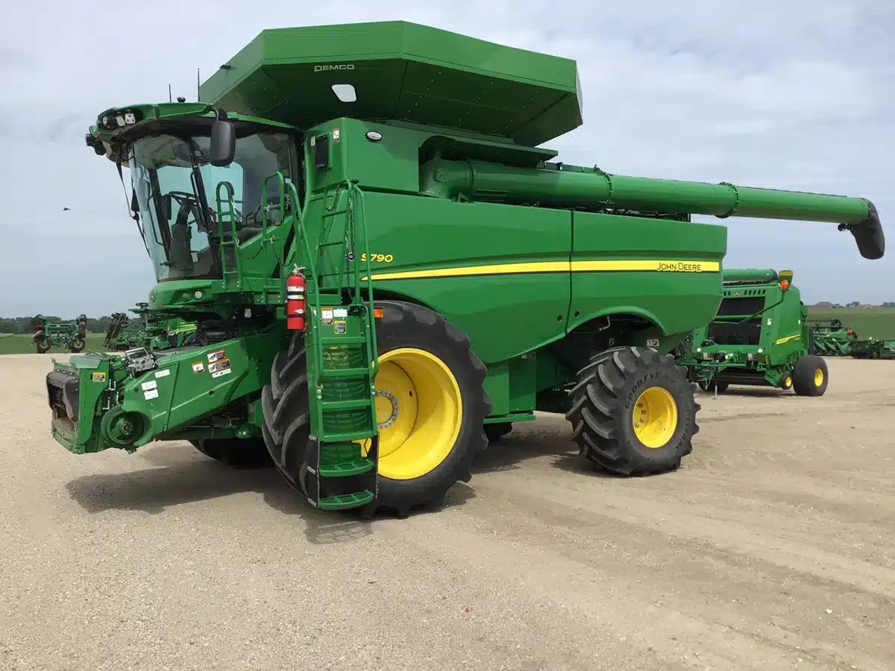 2023 John Deere S790 Batteuse