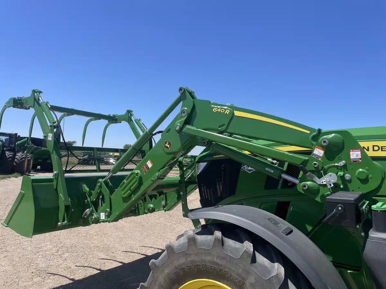 2026 John Deere 640R chargeur frontal