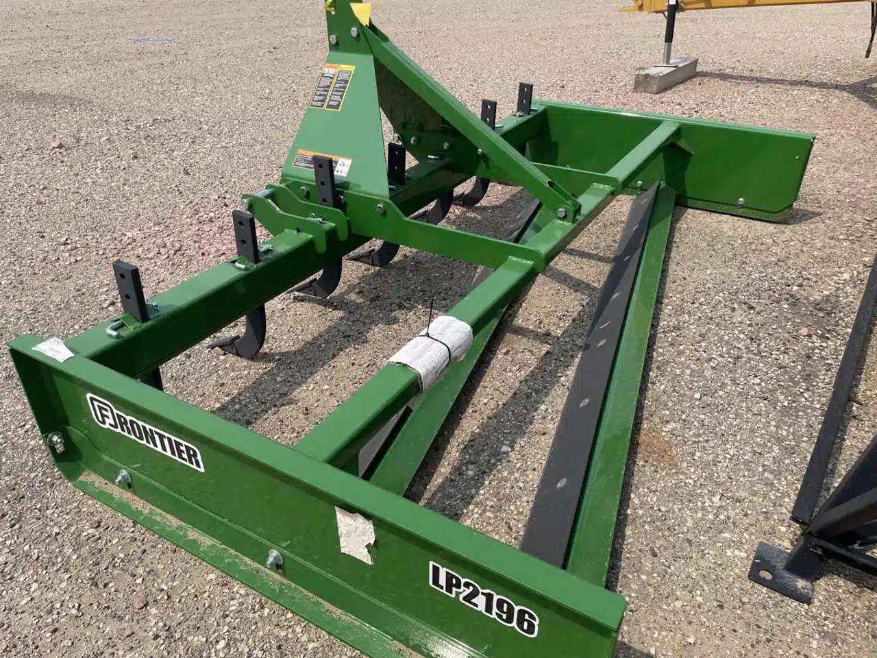 2025 Frontier LP2196 Niveleuse