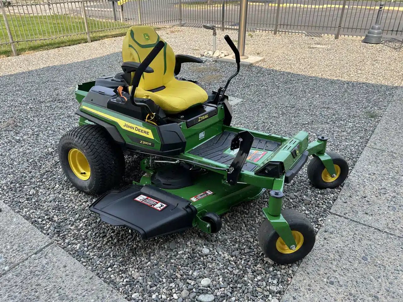 2026 John Deere Z330R Tondeuse à rayon de braquage zéro