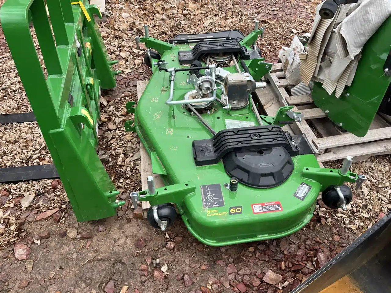 2023 John Deere 60' High Capacity Mower Deck Accessoires de pelouse et de jardin