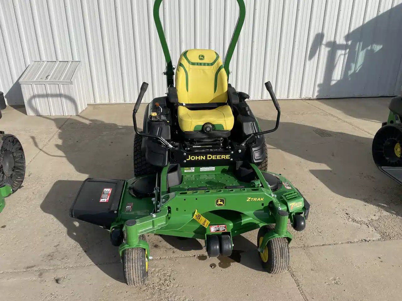 2025 John Deere Z955R Tondeuse à rayon de braquage zéro