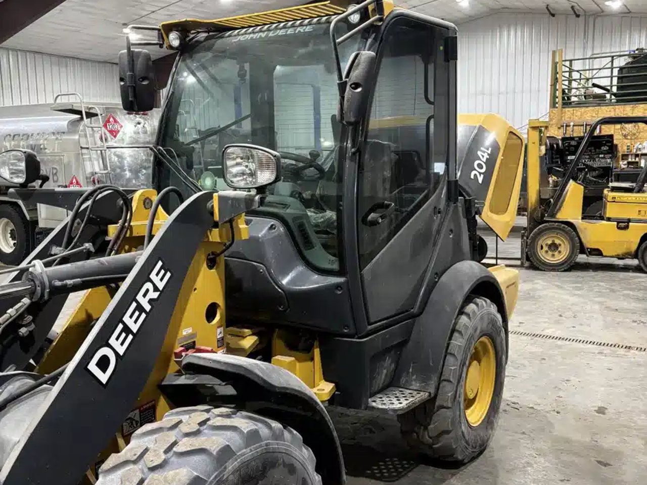 2022 John Deere 204L Tracteur avec chargeur