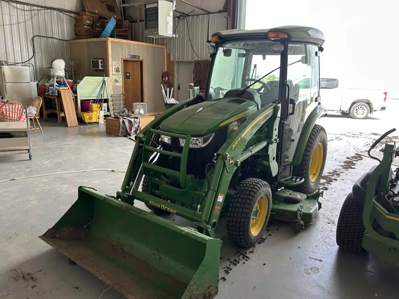 2022 John Deere 3046R Tracteur