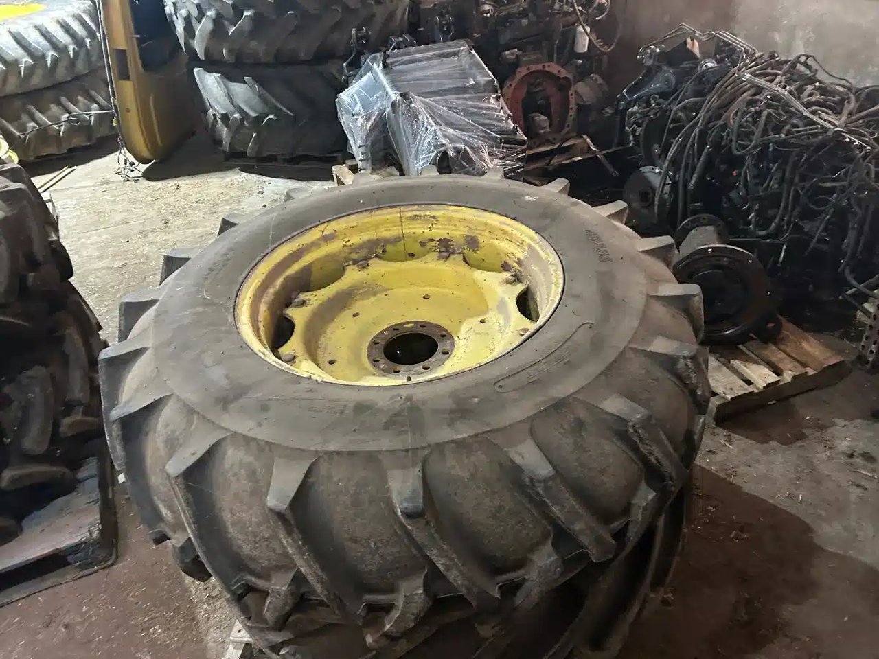 18.4x30 Pneus et roues