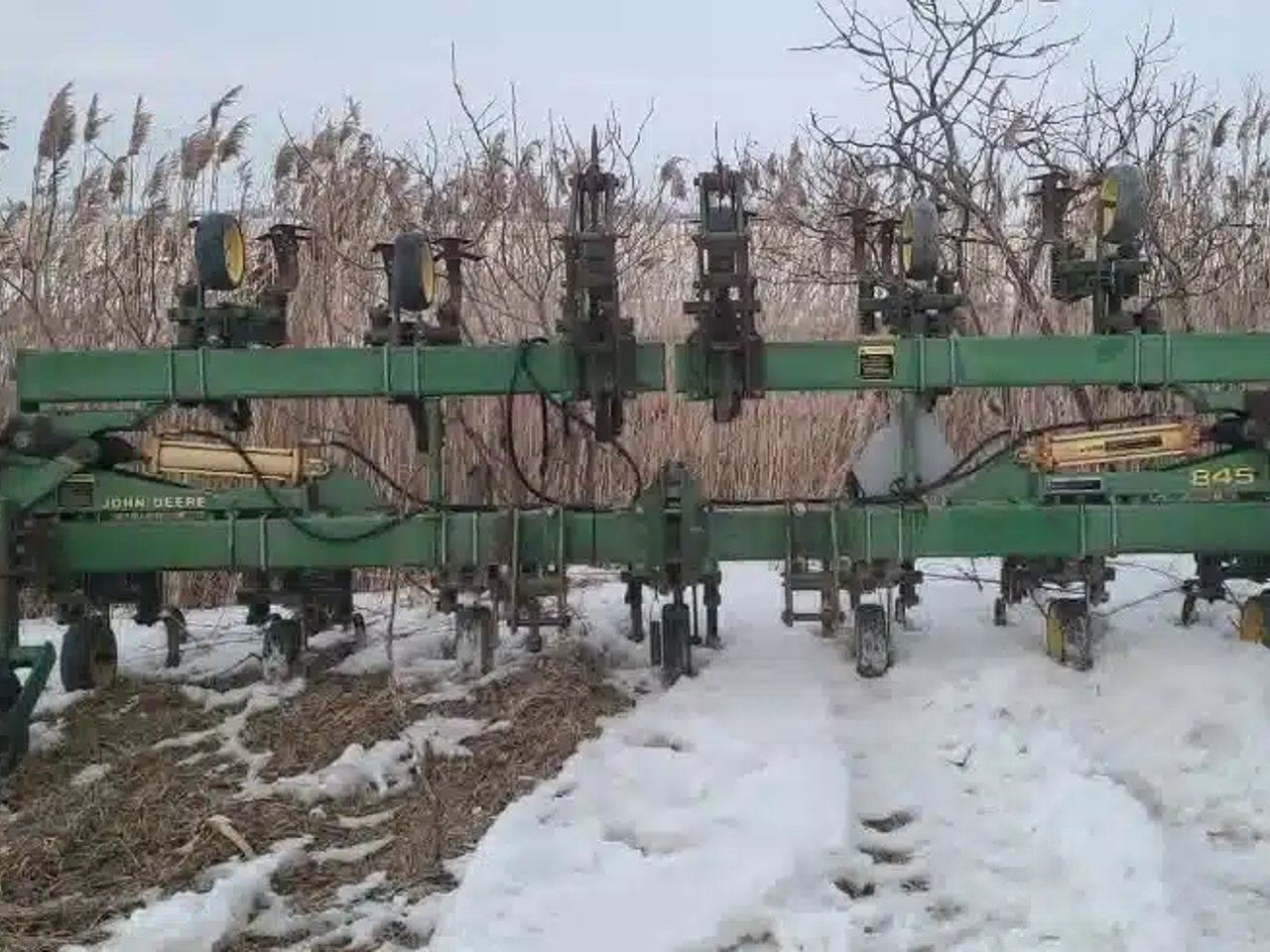 John Deere 845 cultivateur - en rang