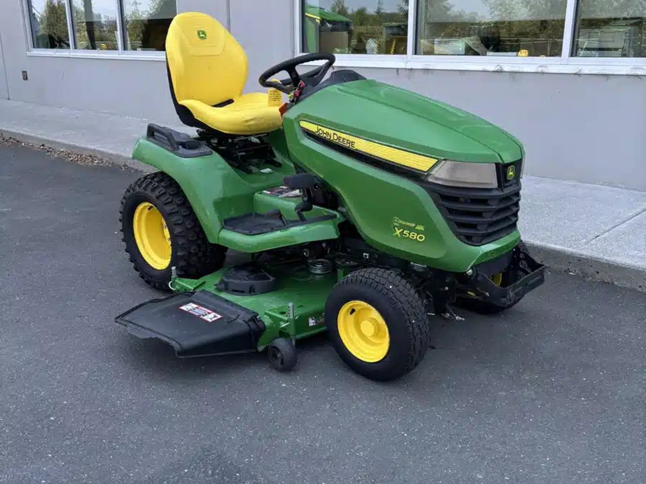 2025 John Deere X580 Tracteur à pelouse