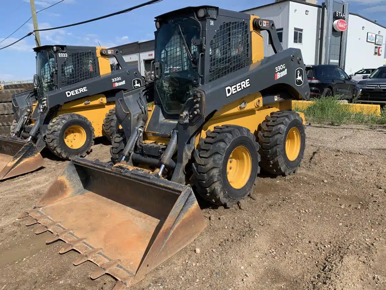 2021 John Deere 330G chargeuse à direction à glissement