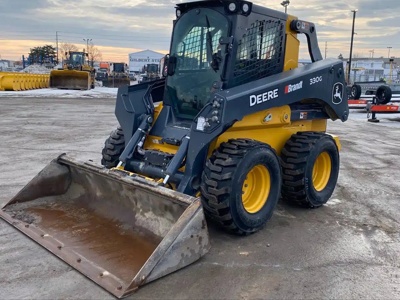 2024 John Deere 330G chargeuse à direction à glissement