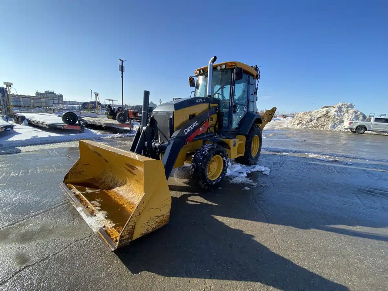 2023 John Deere 320P Rétrocaveuse