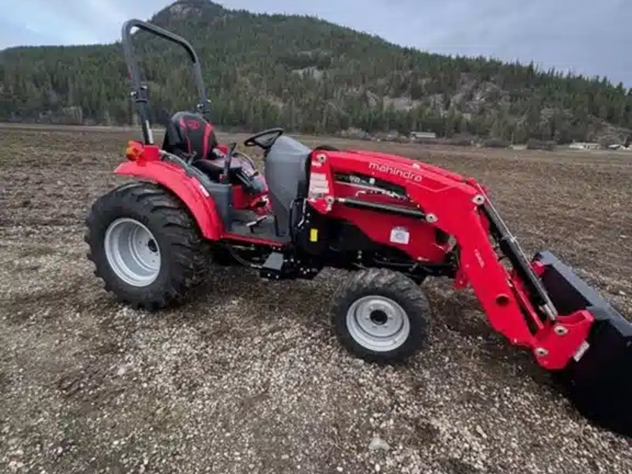 2025 Mahindra 1640 HST Tracteur