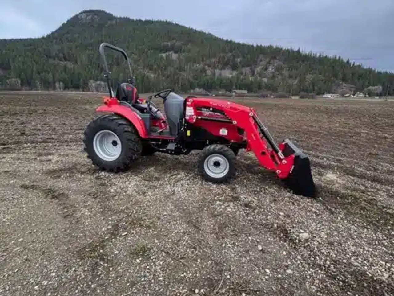 2025 Mahindra 1640 HST Tracteur