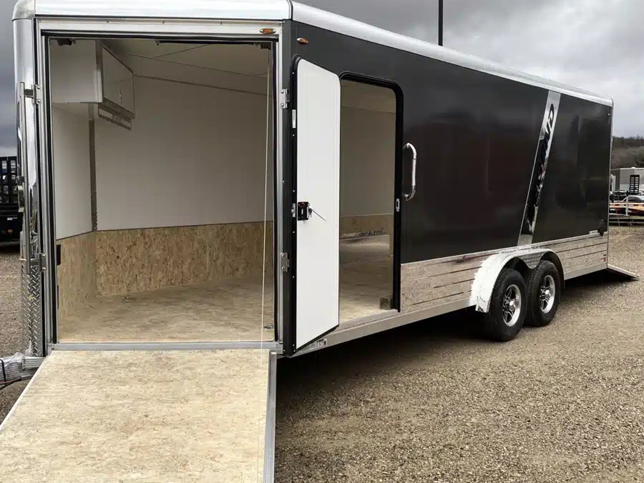 2026 Legend ALUMINUM DELUXE V-NOSE SNOWMOBILE TRAILER Remorque - Motoneige