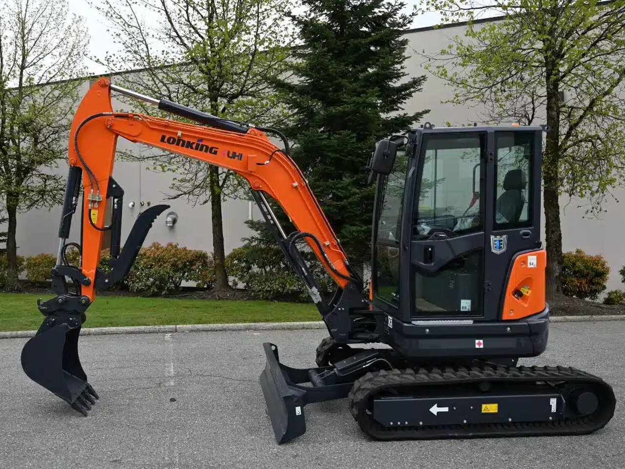 UHI Machinery CDM6035 Excavatrice