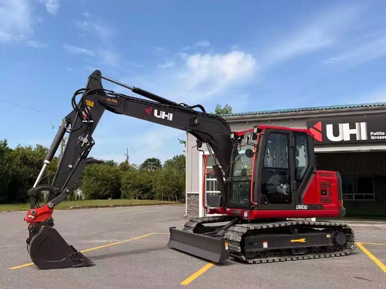 UHI Machinery UME80 Excavatrice