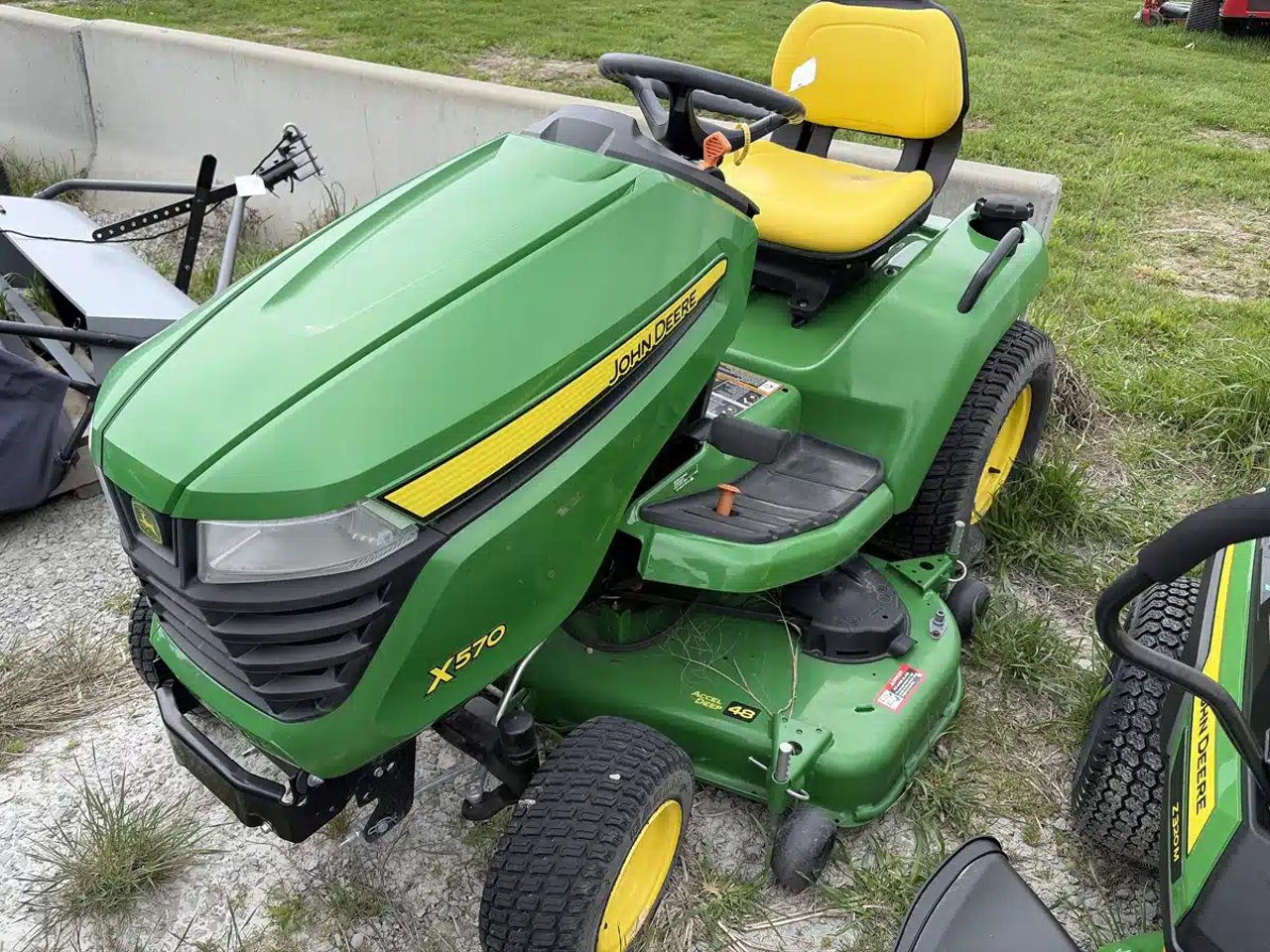 2023 John Deere X570 Tracteur à pelouse