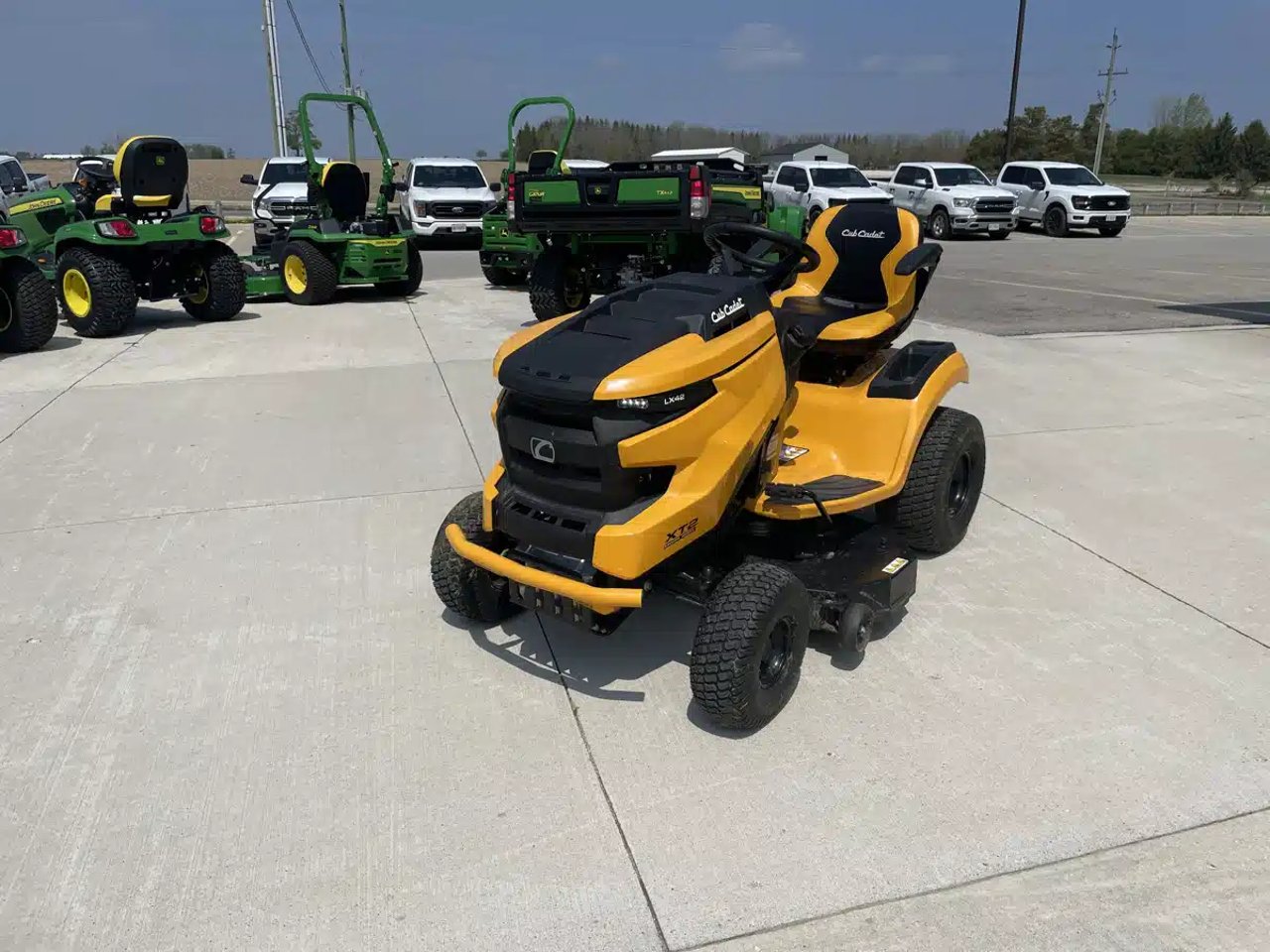 2023 Cub Cadet LX42 KH Tracteur à pelouse