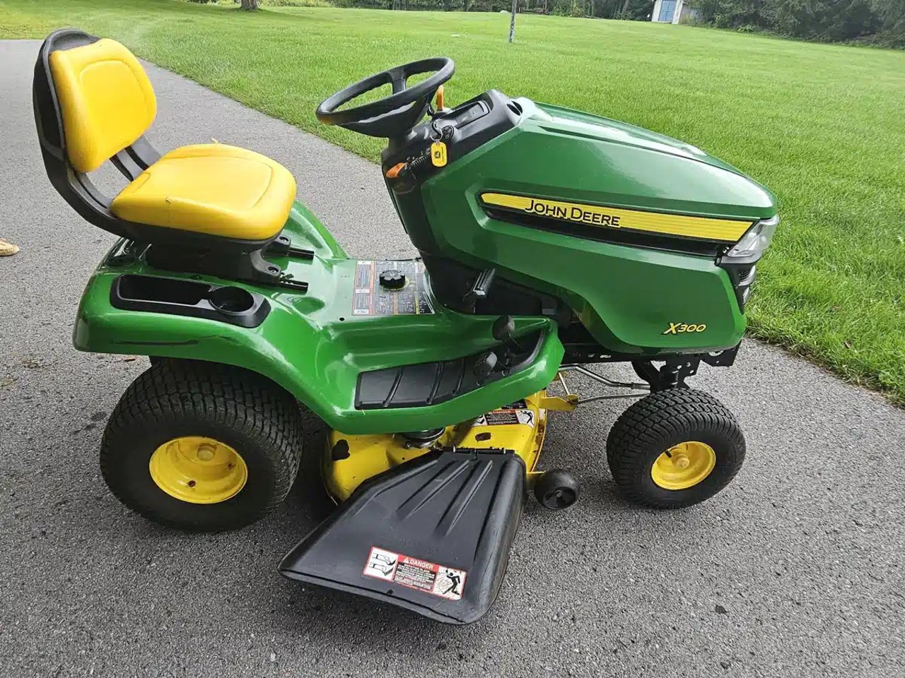 2015 John Deere X300 Tracteur à pelouse