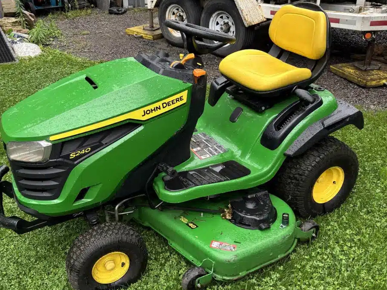 2024 John Deere S240 Tracteur à pelouse