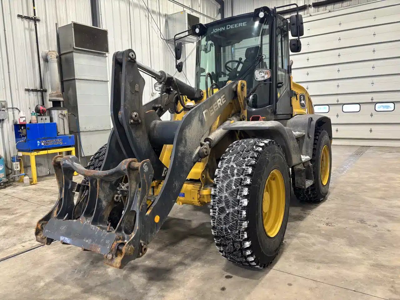 2023 John Deere 344P Tracteur avec chargeur