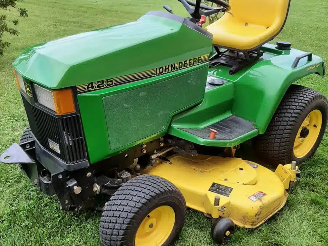 1998 John Deere 425 Tracteur à pelouse