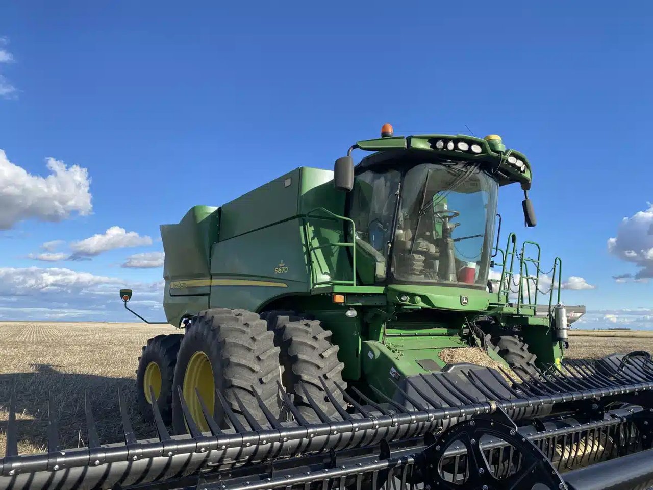 2015 John Deere S670 Batteuse