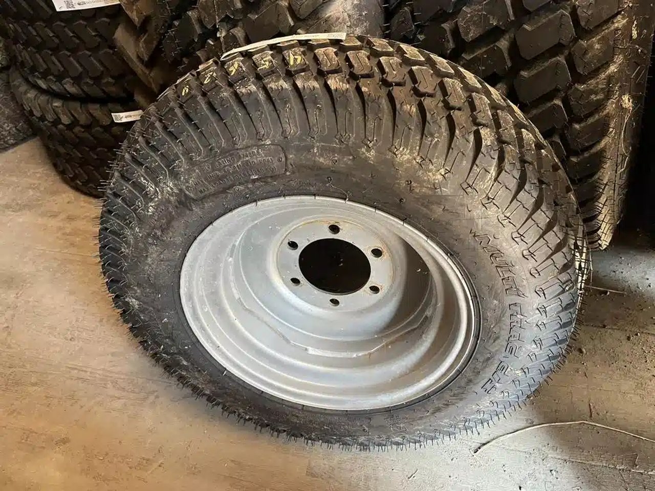 2020 Titan 28/8.50-15 Pneus