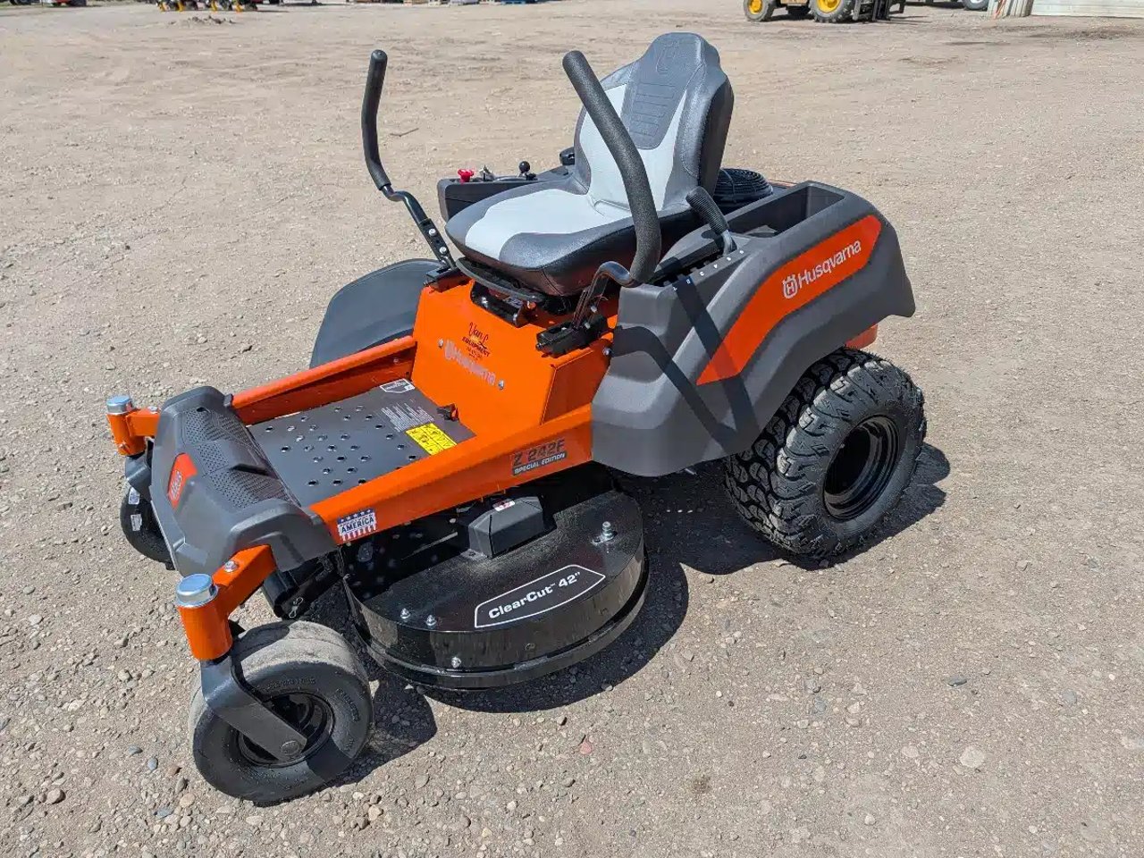 2026 Husqvarna Z242F Special Edition Tondeuse à rayon de braquage zéro