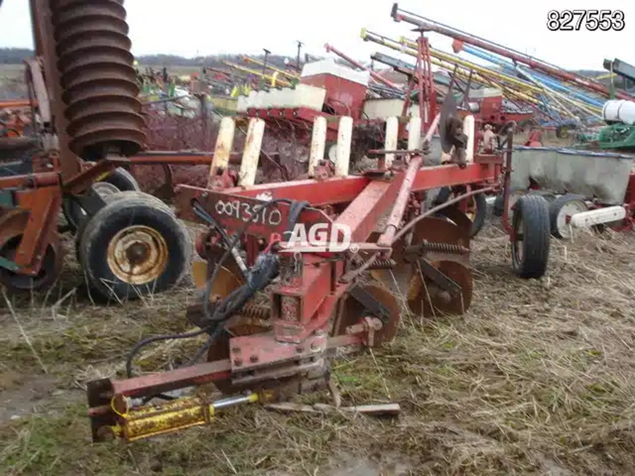 International 710 Charrue