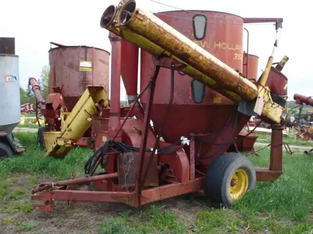 New Holland 352 Moulange