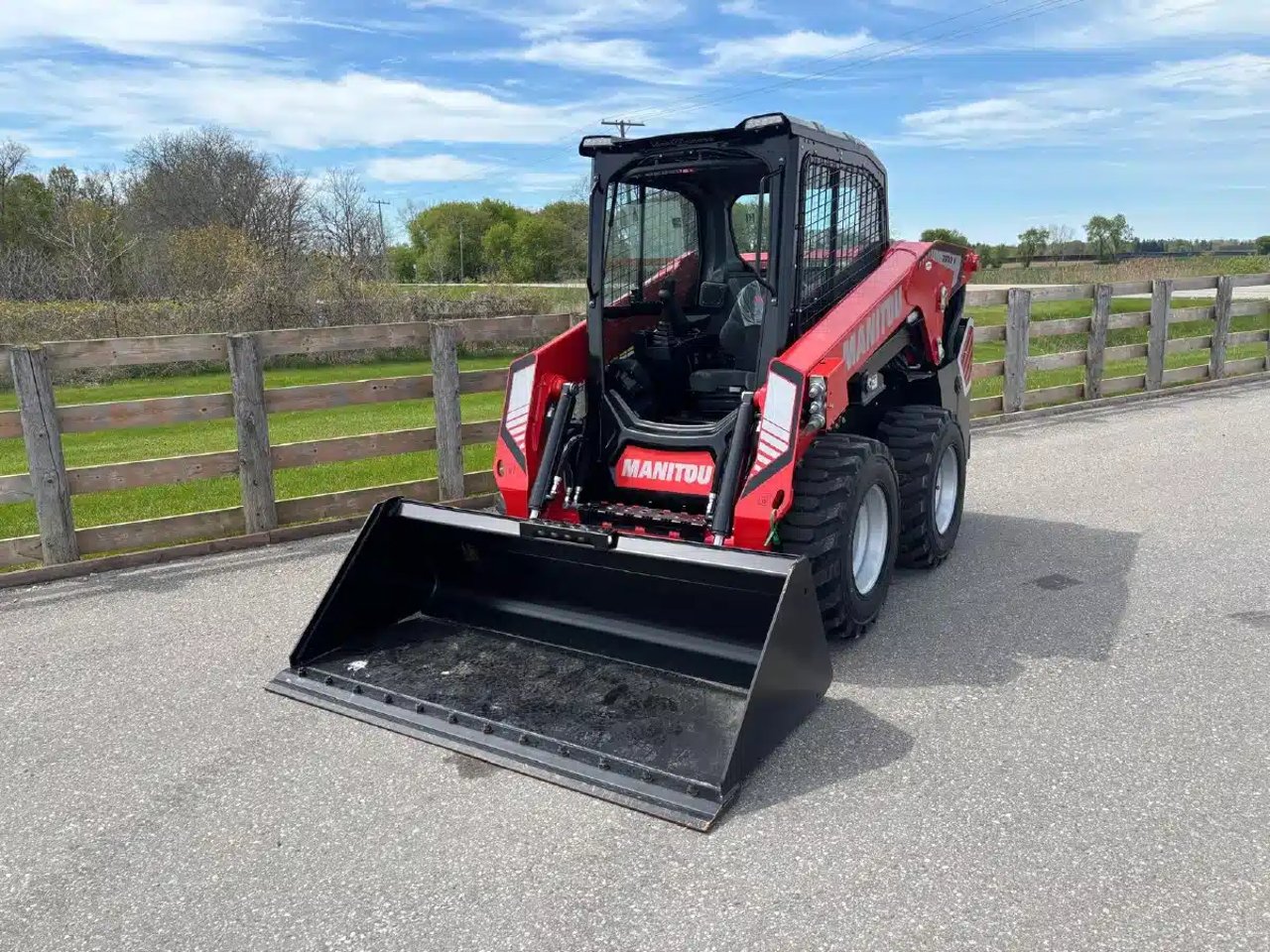 2025 Manitou 2100 V chargeuse à direction à glissement