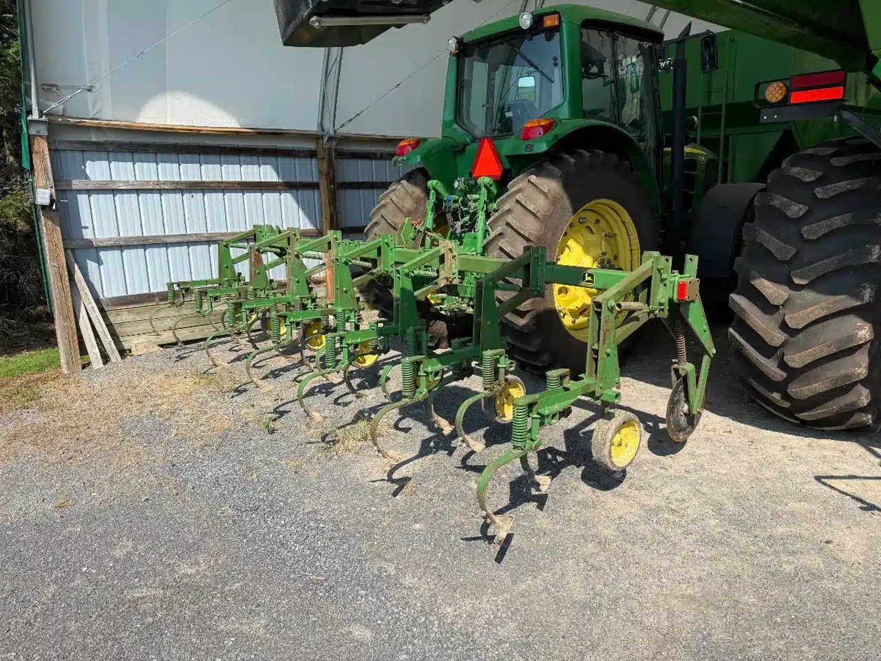 John Deere 825 cultivateur - en rang