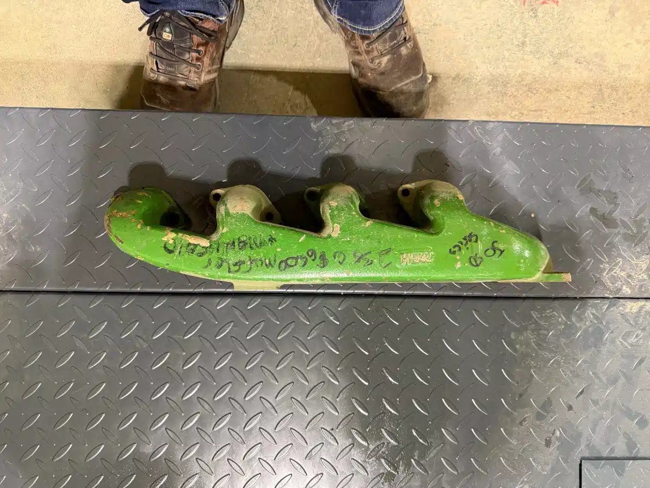 John Deere R70411 Exhaust Manifold For 1640, 2040, 2040S, 2350, 2355, 2550, and 2555 pièces - neuves et usagées